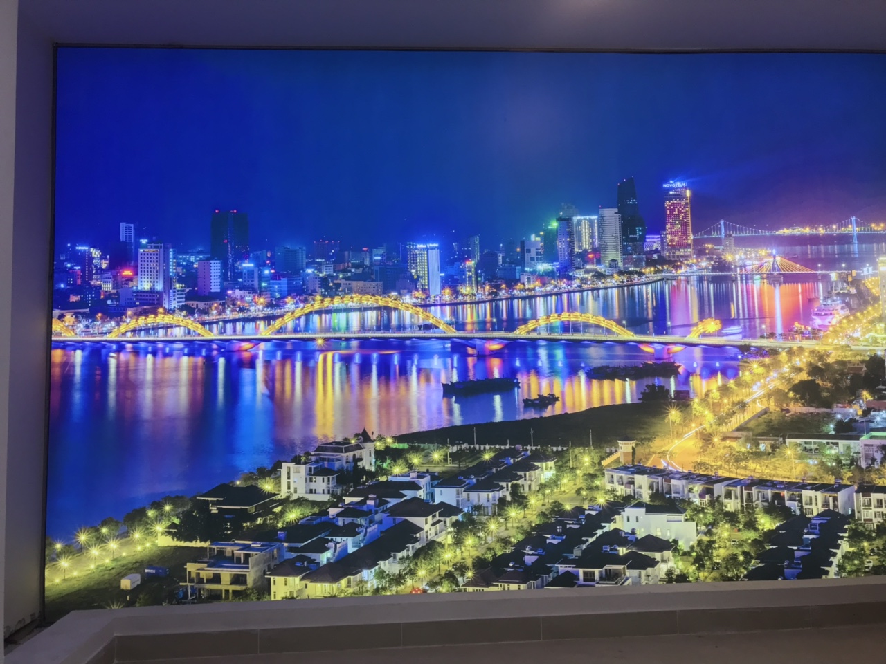 Giá tấm trần xuyên sáng Ba Lan