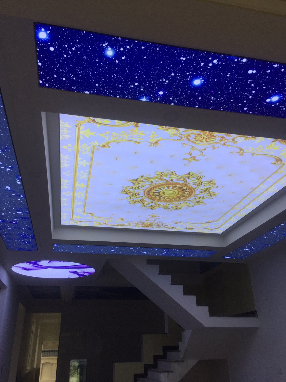 trần phẳng xuyên sáng